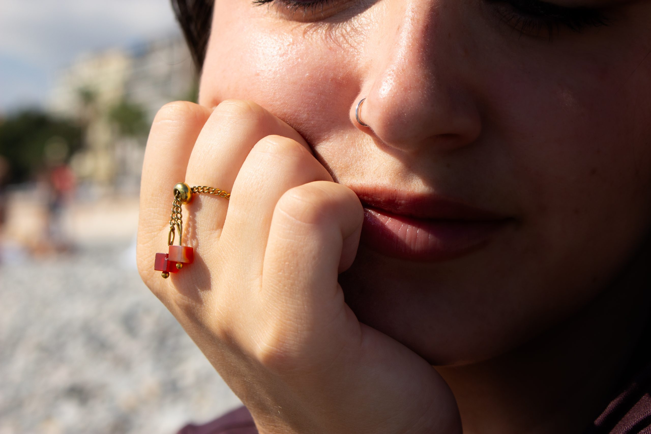 bague-femme-rouge-elegante-efemmere
