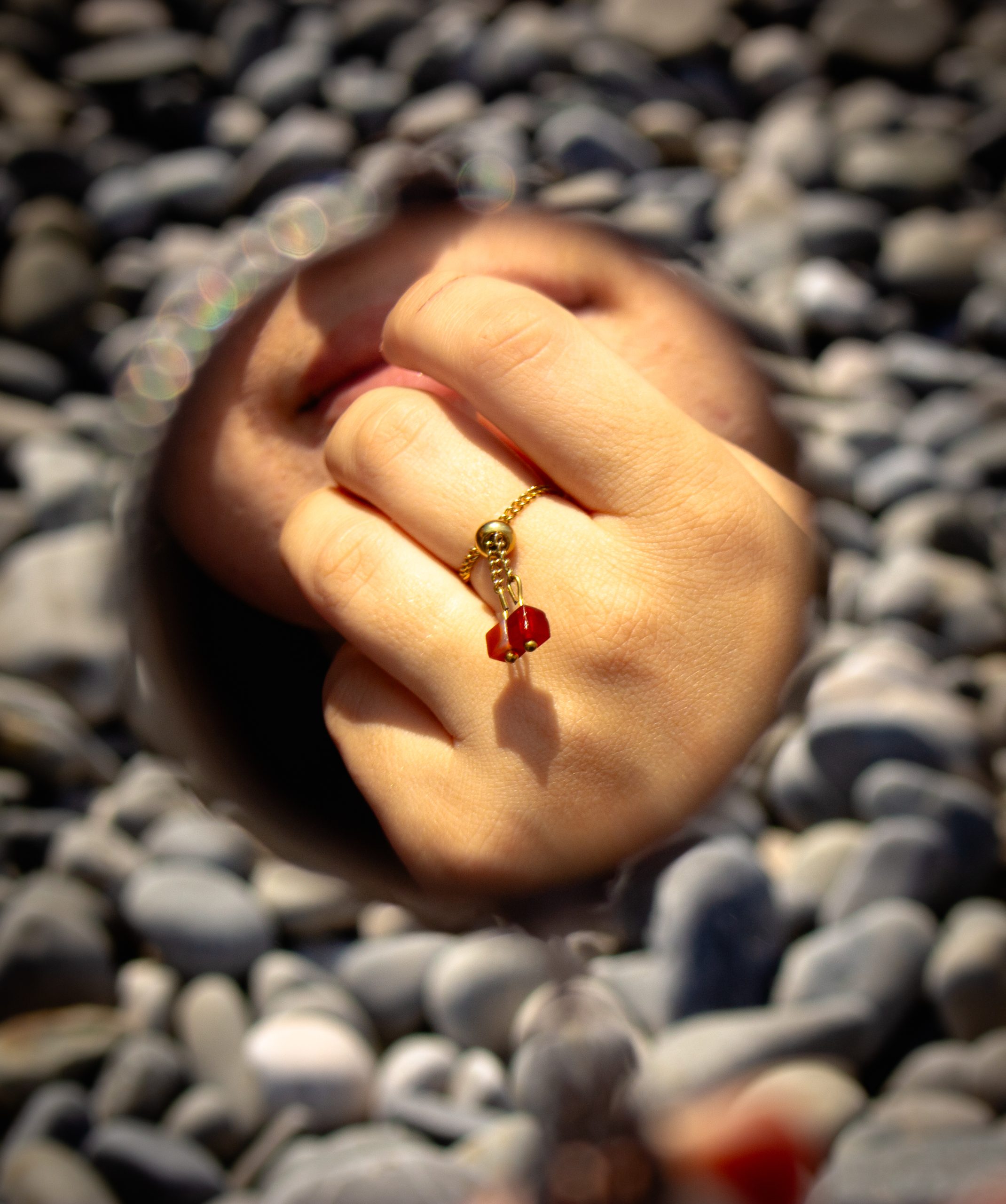 bague-femme-rouge-moderne-et-elegante-efemmere