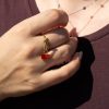 bague-rouge-brillante-femme-elegance-efemmere