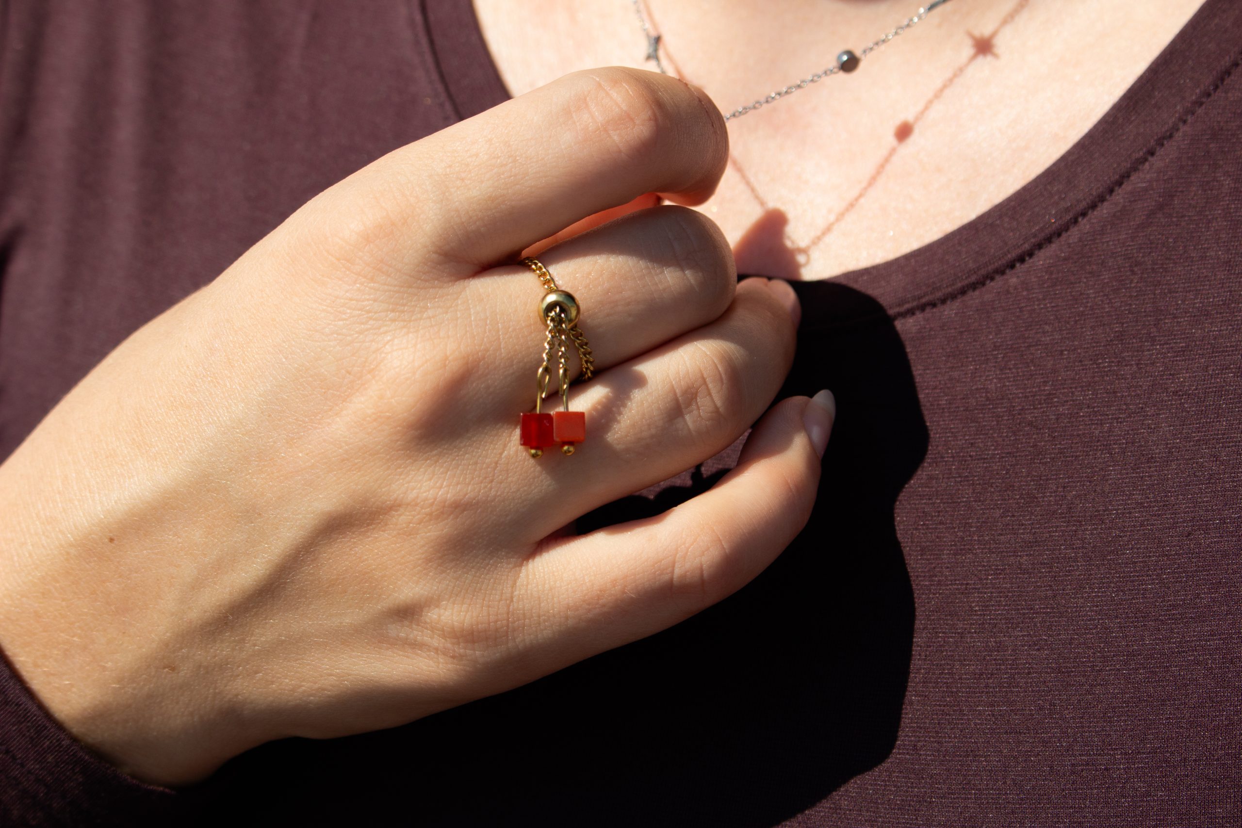 bague-rouge-brillante-femme-elegance-efemmere