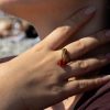 bague-rouge-minimaliste-en-acier-efemmere