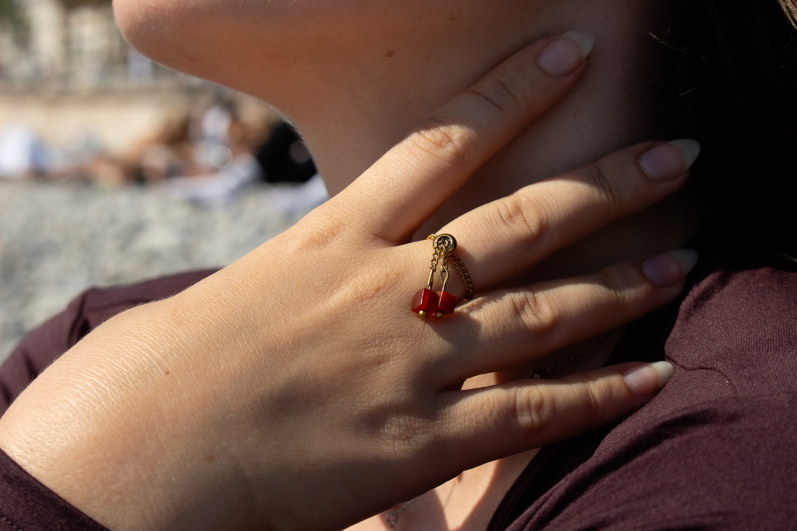 bague-rouge-minimaliste-en-acier-efemmere